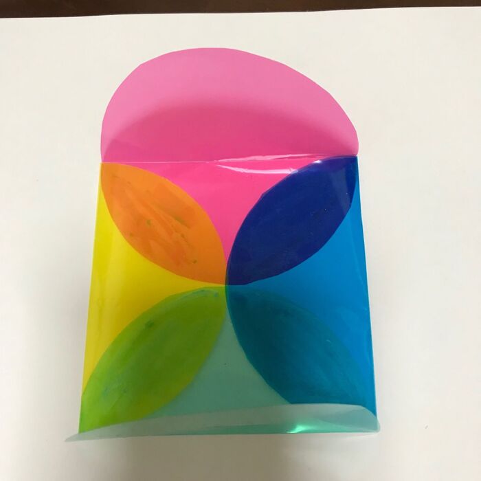 できあがりが正方形になるように透明折り紙を重ねのりで貼る。