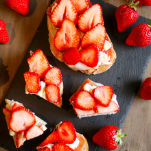 切って乗せるだけの簡単!大人感覚イチゴスイーツ【苺と生ハムのオープンサンド】