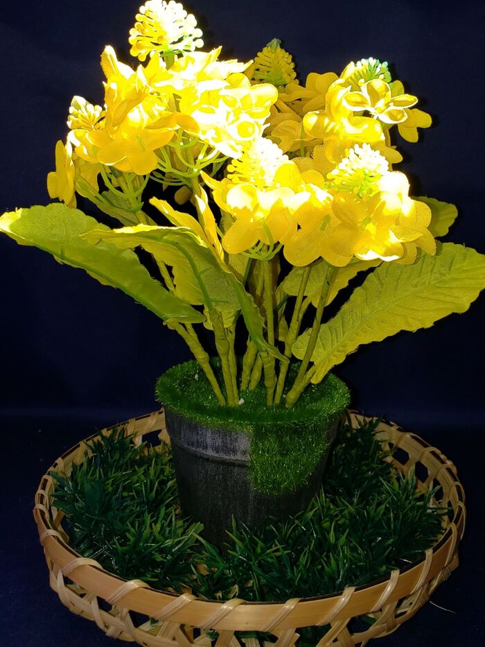 菜の花の造花を使って可愛い鉢植えの飾りを作りました。