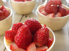 卵の形がキュート!冷蔵庫まで5分の いちごのせ豆乳プリン