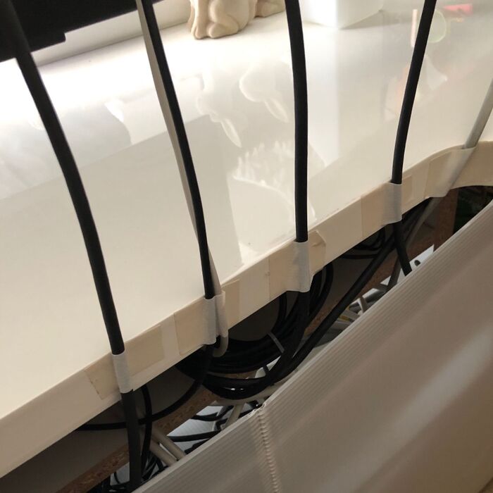 テレビからコード類がたくさん、、