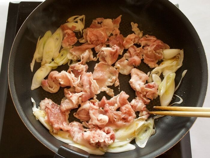 2 長ネギと豚肉を入れて炒めます。