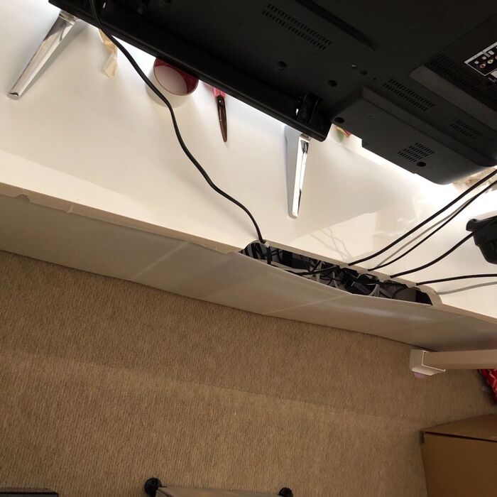 プラダン大活躍!!テレビ裏のコードをすっきり整理整頓!