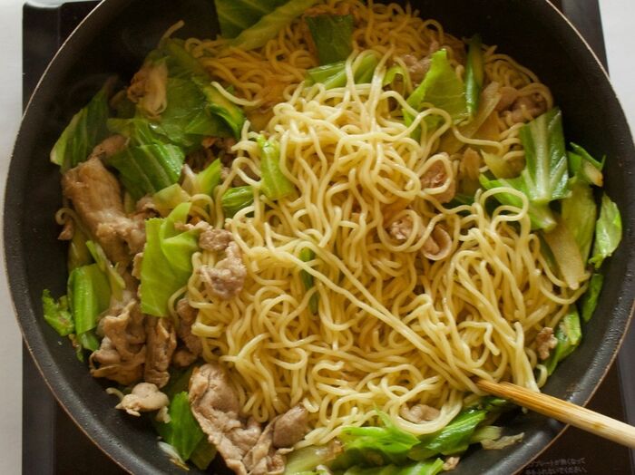 3 野菜を麺を入れ、タレで味付けします。