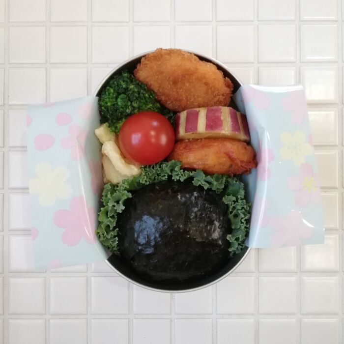 ③おにぎりを詰めます。