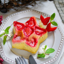 中にも外にも♡味わい違いで2つの美味しさ♪イチゴ尽くしののパンケーキ