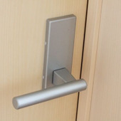 意外と見落とされてる?玄関のドアの掃除とお手入れ方法