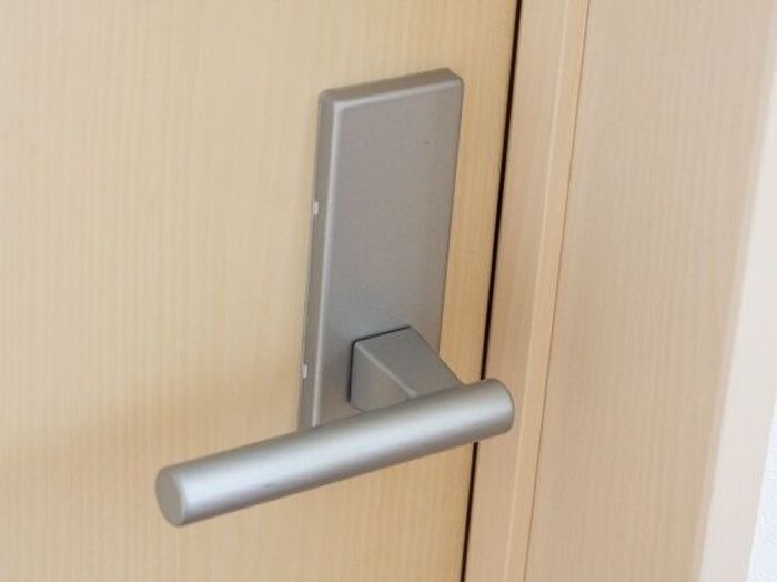 意外と見落とされてる?玄関のドアの掃除とお手入れ方法