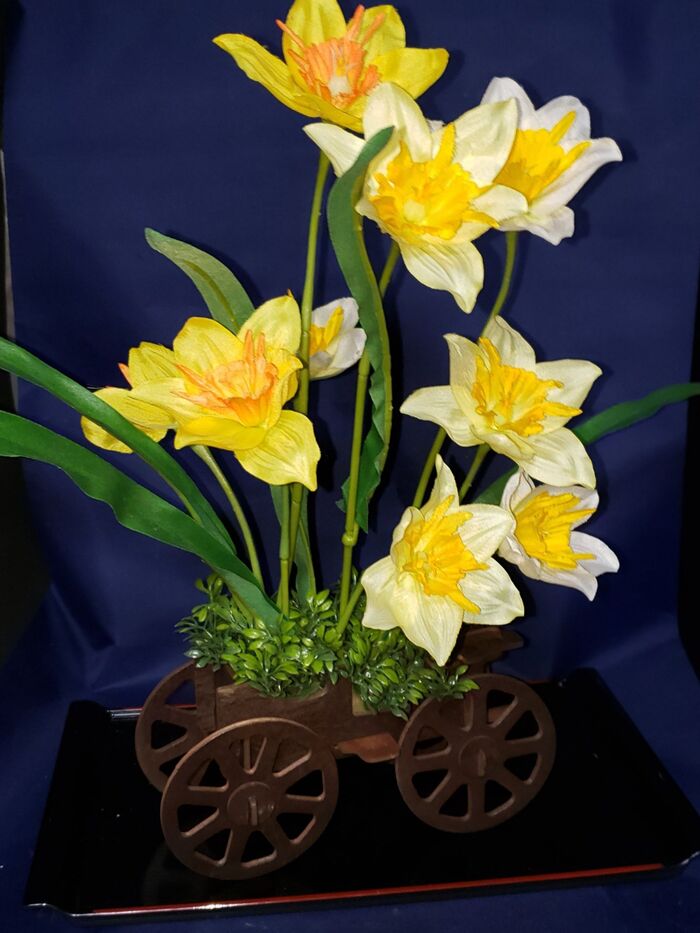 スイセンの造花を木製の鉢植えに飾ってみました。