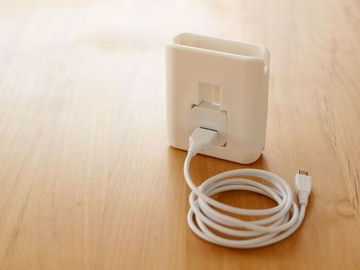 ホルダーに充電アダプタをセット