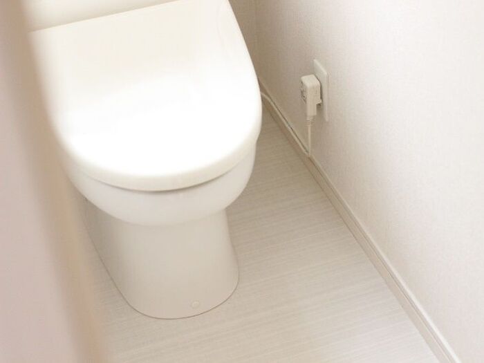 【100均】トイレ掃除をラク&時短に♪邪魔なコードはミニフックで「浮かす」!