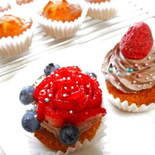 食べきりサイズの!ローズ苺ケーキ&ホワイトチョコが浸み込んだフリーズドライ苺のせチョコケーキ