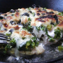 菜の花いっぱい♪ スキレットでプルアパートチキン