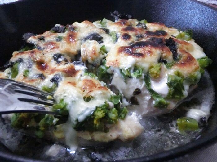 菜の花いっぱい♪ スキレットでプルアパートチキン