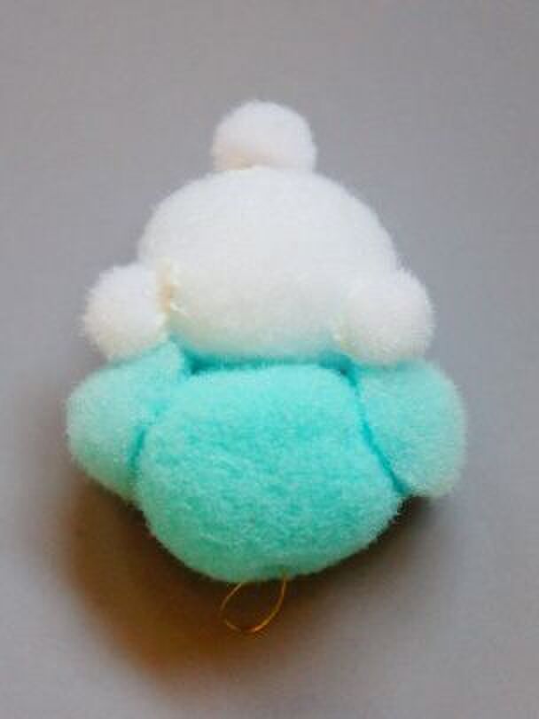 本体に、羽・頬・ヘッドトップを貼り留めます♪