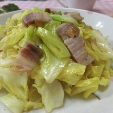 ズボラ炒めが美味い♪ 春キャベツとベーコンのぺペロン炒め