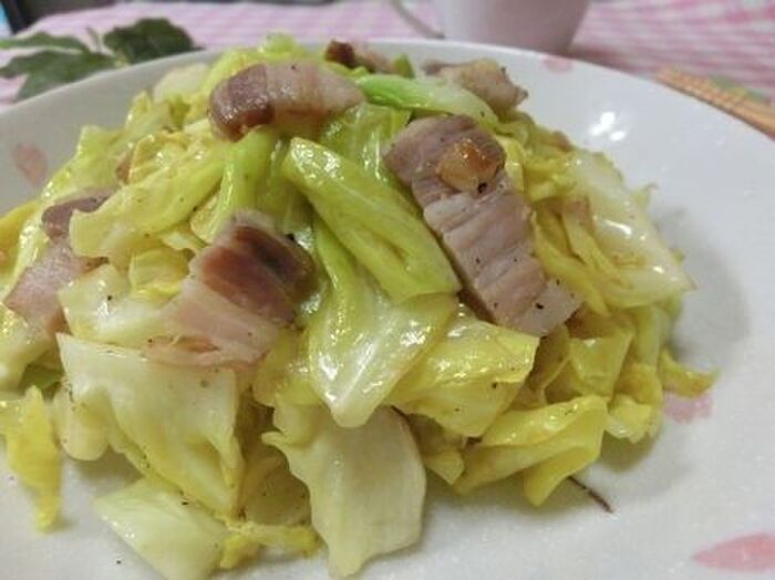 ズボラ炒めが美味い♪ 春キャベツとベーコンのぺペロン炒め