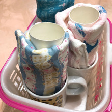 使わないコップをふきん入れにしてみました♪