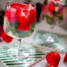 旬を閉じ込めて♪ハーバリウムみたい♡横から見ても、上から見ても超かわいい!【イチゴの透明ゼリー】