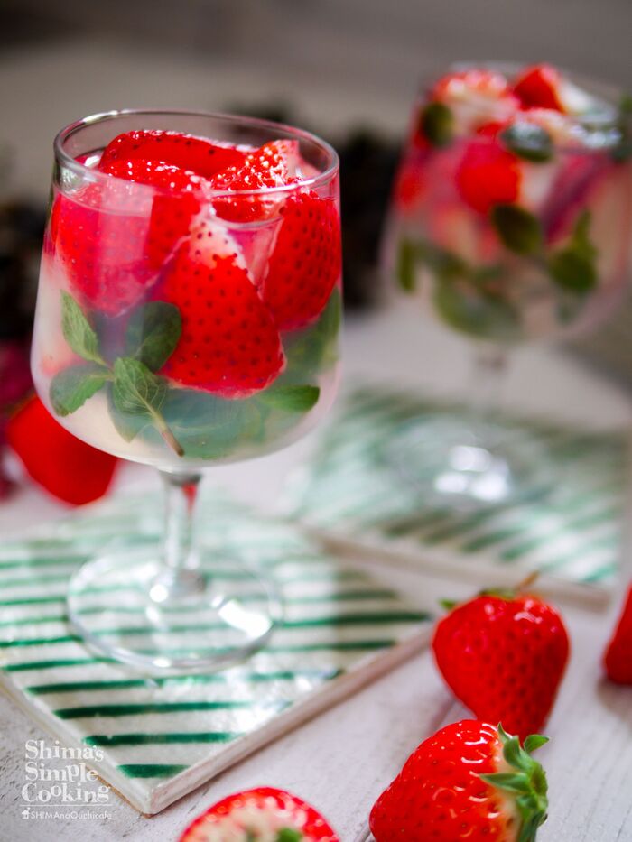 旬を閉じ込めて♪ハーバリウムみたい♡横から見ても、上から見ても超かわいい!【イチゴの透明ゼリー】