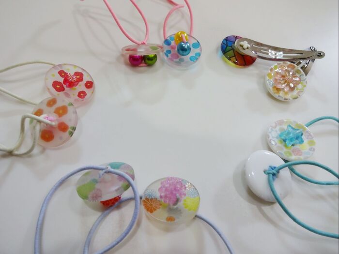 お好きなボタンと飾りのビーズを組み合わせる♪