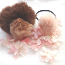 桜色のもこもこヘアゴム