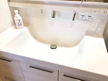 洗面所のコップは浮かす収納で楽々お掃除