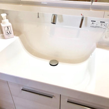 洗面所のコップは浮かす収納で楽々お掃除