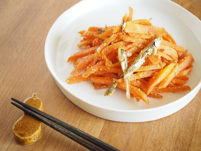 ほっとする味♡ にんじんと煮干しのごま炒め