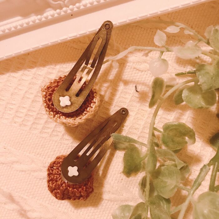 モチーフを台座にグルーガンで貼ります。