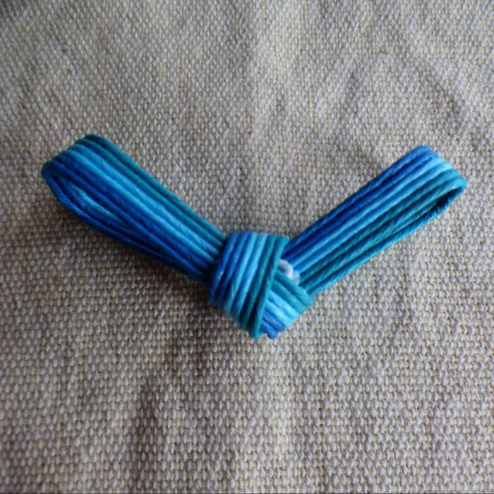 同様にエコクラフトを結び目に差し込む。