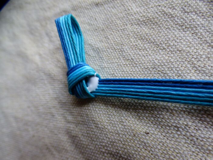 裏返し結び目にボンドを出す。