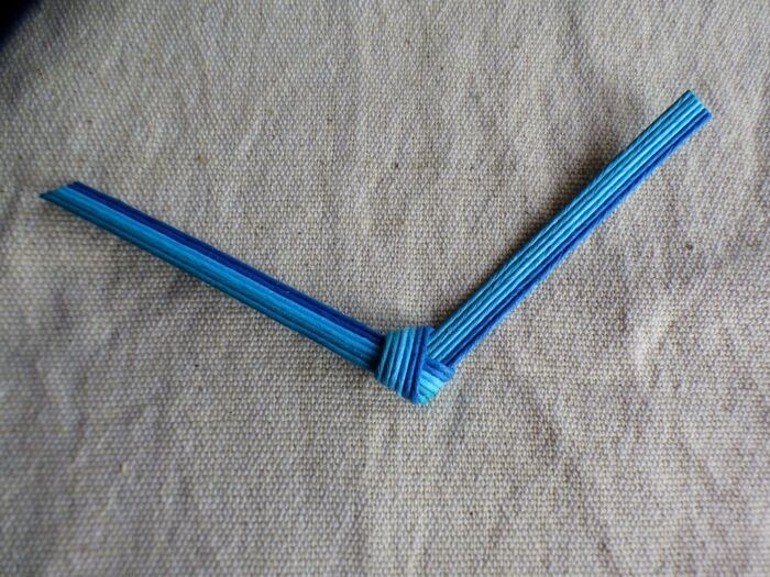 中央に結び目作る。