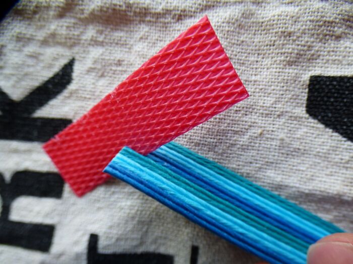 ハサミで切り込みPPバンドで割きます。