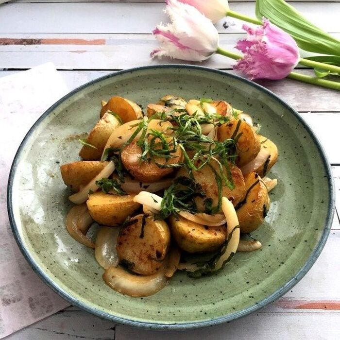 箸が止まらなくなるおいしさ!新じゃがと新玉ねぎのにんにくバター醤油炒め