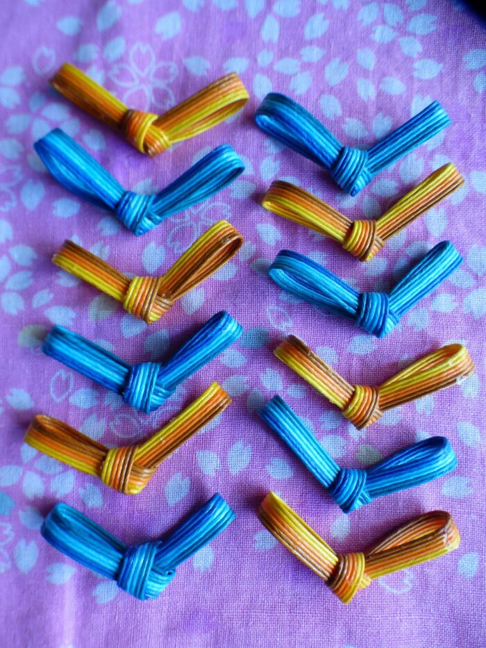 ニスを塗ると光沢出て水濡れにも強くなります!!