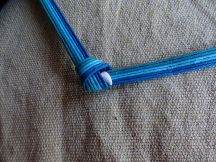 結び目の隙間にボンドを出す。