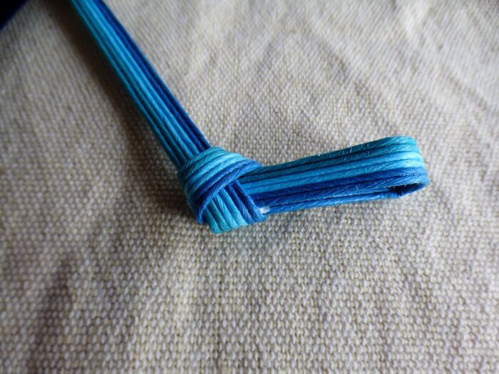 結び目にエコクラフトを差し込む。