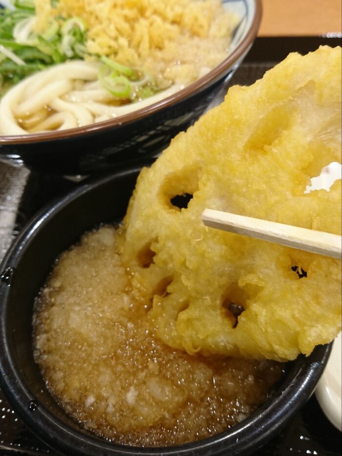 うどんが伸びる前に天ぷらが熱い間に食べましょう