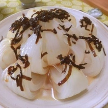 レンチンだけでとろ甘♪ 丸ごと新玉ねぎのバタポン蒸し