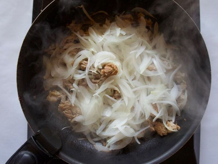 3 玉ねぎを入れて蒸します。