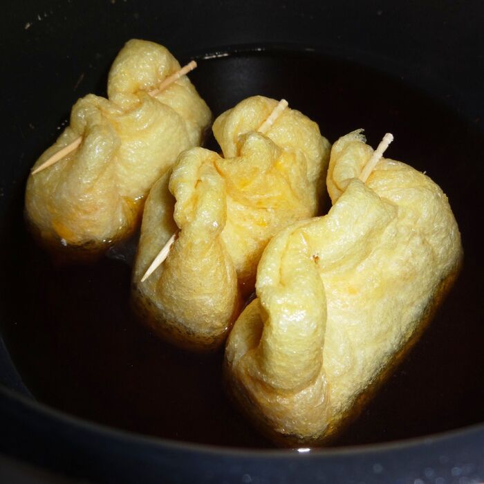 煮汁が温かいうちに、ゆっくり巾着を入れる