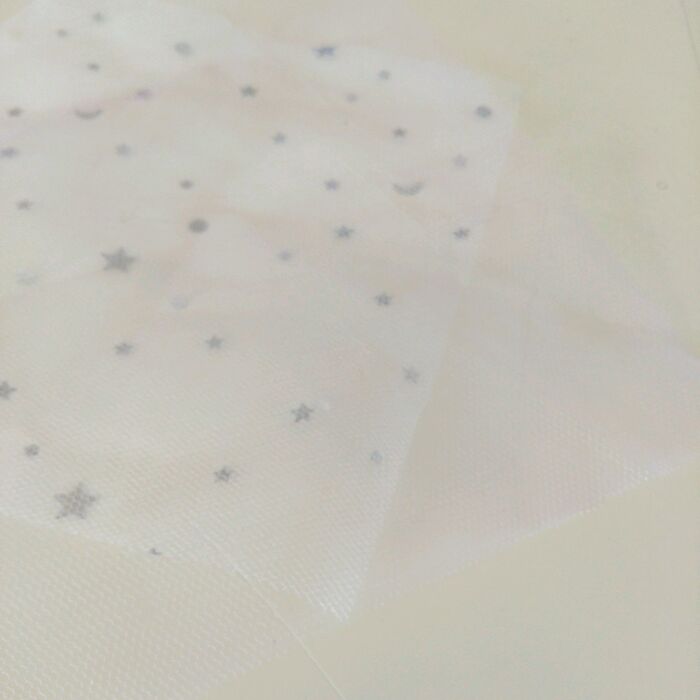 チュールを切り、重ねる