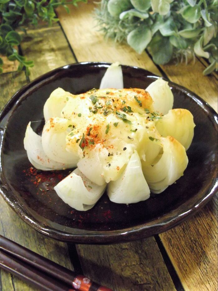 簡単なのにごちそう感UP!新玉ねぎのポテサラチーズ焼き