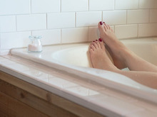 お風呂の水垢を簡単に落とす方法! 頑固な汚れコレ一発