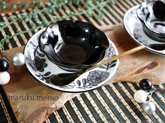セリアのシンデレラフィットになる♪モノトーン食器が素敵に変身