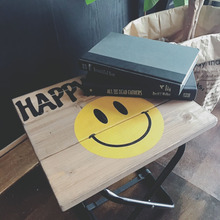 使わない時は、折りたたんでコンパクトなサイドテーブル&チェアー