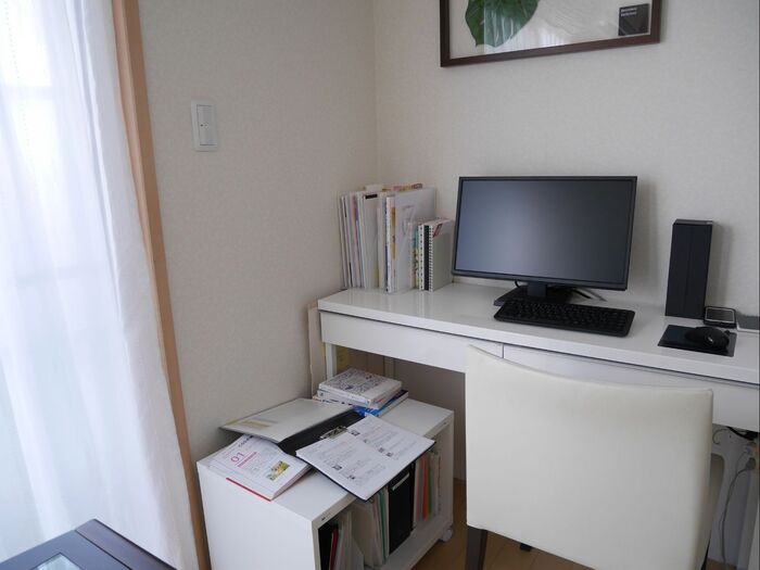 1.仕事中はサイドテーブルを横にして作業スペースに