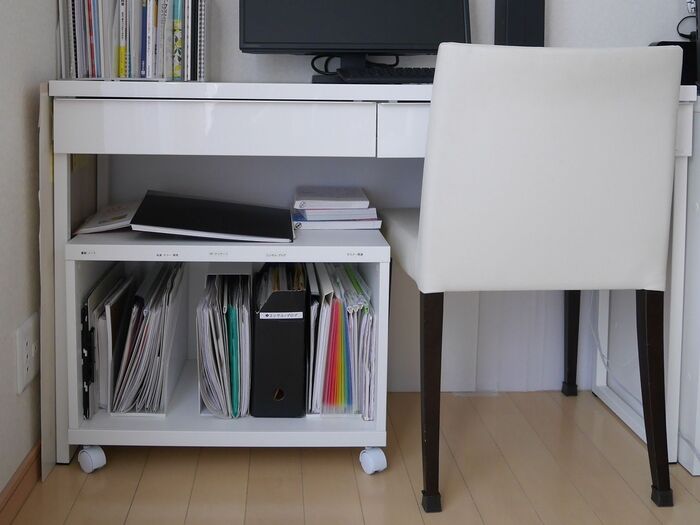 サイドテーブルは「IKEA」の「BESTÅ ベスト―フレーム」で完成