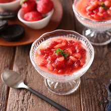 フレッシュいちごソースのカップレアチーズ